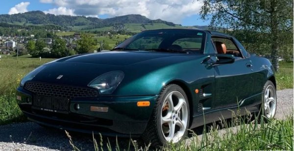 Вярвате или не, въпреки че се наричаше Qvale, в един момент това също беше превозно средство DeTomaso. Супер енигматичният Qvale Mangusta първоначално е замислен Джордано Казарини, технически директор на Maserati по това време.

Първоначално наречен DeTomaso Biguà, проектът изисква допълнително финансиране, което е осигурено от (Кийл Квале)  Kjell Qvale, бизнесмен и вносител на Jaguar в Северна Америка. Той вкарва и оригиналния DeTomaso Mangusta през 70-те години.

Поради вътрешни конфликти  се отделя от DeTomaso и Казарини, така пуска на пазара колата като Qvale Mangusta. Странният стил е дело на великия Марчело Гандини, докато задвижването идва 4,6-литровият модулен V8 на Ford, познат от SN-97 Mustang. Всъщност Mustang даде доста повече, като Qvale постави малко повече кожа и бутон за отваряне на твърдия покрив.

Произведени са само 284 бройки, но не знаем колко все още съществуват. За да станат нещата още по-странни, това е колата, която в крайна сметка ще даде началото на MG XPower SV, спортна кола с две врати, задно задвижване и фарове на Fiat Punto.